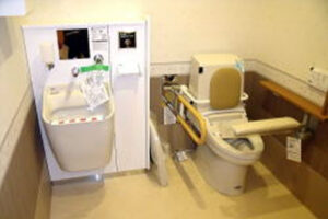介護用浴室。手すり付きトイレと入浴設備が備わった福祉対応の浴室空間