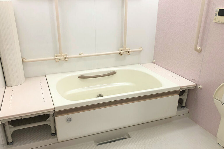 介護用バスユニット。手すり、段差解消、広いスペースで安全な入浴環境。